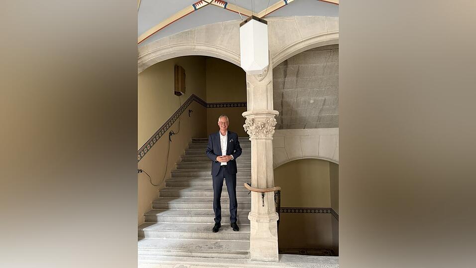 OB Markus Pannermayr im Treppenhaus des kurz vor Abschluss des Wiederaufbaus stehenden Rathauses - das wird ein Lichtblick 2026.
