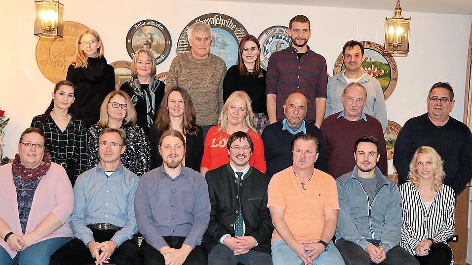 Die bei der Nominierungsversammlung der FDP anwesenden Kandidaten f&uuml;r die Stadtratswahl im kommenden Jahr um Listenf&uuml;hrer Dr. Michael Sch&ouml;ll (vorne Mitte) mit Kreisvorsitzender Maria Raum (hinten links).