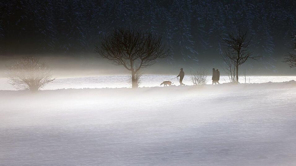 Nebel und Glätte prägen am Wochenende das Wetter in Bayern. Nebel und Glätte prägen am Wochenende das Wetter in Bayern.