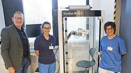 Leiterin Dr. Katharina Wächter (rechts), Oberärztin Dr. Julia Englmeier und Klinikdirektor Martin Rederer vor einer Lungenanalyse-Kabine. Leiterin Dr. Katharina Wächter (rechts), Oberärztin Dr. Julia Englmeier und Klinikdirektor Martin Rederer vor einer Lungenanalyse-Kabine.