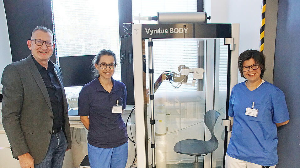 Leiterin Dr. Katharina Wächter (rechts), Oberärztin Dr. Julia Englmeier und Klinikdirektor Martin Rederer vor einer Lungenanalyse-Kabine. Leiterin Dr. Katharina Wächter (rechts), Oberärztin Dr. Julia Englmeier und Klinikdirektor Martin Rederer vor einer Lungenanalyse-Kabine.