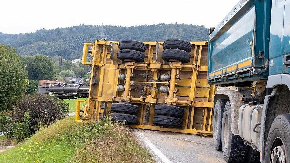 Spektakulärer Unfall am Donnerstagnachmittag in Vilshofen (Kreis Passau). Dort ist ein Lkw-Anhänger samt geladenem Bagger umgestürzt. Spektakulärer Unfall am Donnerstagnachmittag in Vilshofen (Kreis Passau). Dort ist ein Lkw-Anhänger samt geladenem Bagger umgestürzt.