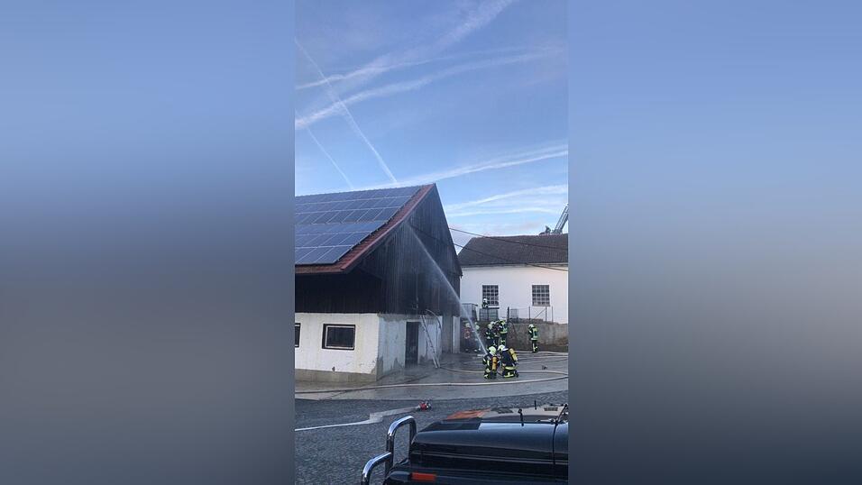 Feuerwehreinsatz in Straubing: Dort ist am Samstagnachmittag eine Scheune in Brand geraten.