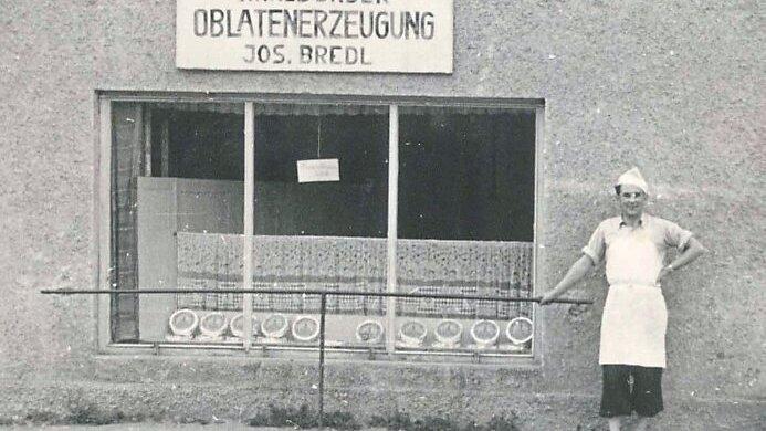 Bredl sen. 1948 vor seinem Laden.