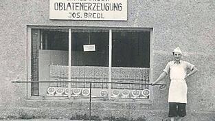 Bredl sen. 1948 vor seinem Laden. Bredl sen. 1948 vor seinem Laden.