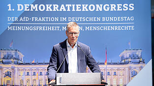 Michael Meyen war im Juni beim 1. Demokratiekongress der AfD-Fraktion im Bundestag aufgetreten (Foto). Auf Einladung des BSW kommt er nun nach Regensburg. Michael Meyen war im Juni beim 1. Demokratiekongress der AfD-Fraktion im Bundestag aufgetreten (Foto). Auf Einladung des BSW kommt er nun nach Regensburg.
