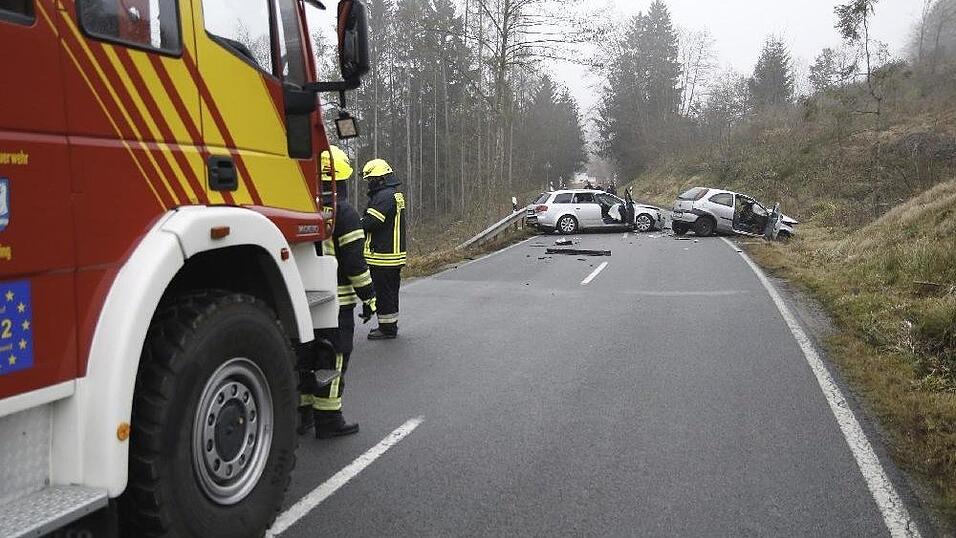 T&ouml;dlicher Unfall am fr&uuml;hen Freitagmorgen auf der Staatsstra&szlig;e zwischen Hutthurm und Ruderting im Landkreis Passau.