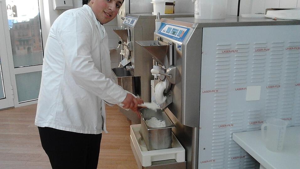 Freistunde durfte in das Eislabor der Familie Santoro. Was genau alles Angelo in die verschiedenen Eissorten hineinmischt, bleibt ein Geheimnis. Am Ende schmecken sie aber alle super. Freistunde durfte in das Eislabor der Familie Santoro. Was genau alles Angelo in die verschiedenen Eissorten hineinmischt, bleibt ein Geheimnis. Am Ende schmecken sie aber alle super.