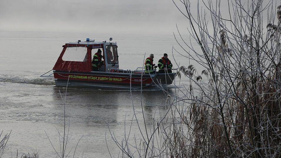 Das Boot der Further Feuerwehr fährt auf dem Drachensee. Das Boot der Further Feuerwehr fährt auf dem Drachensee.