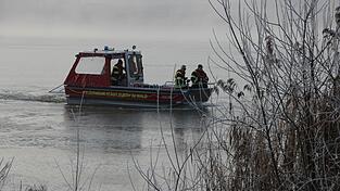 Das Boot der Further Feuerwehr fährt auf dem Drachensee. Das Boot der Further Feuerwehr fährt auf dem Drachensee.