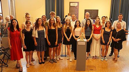 Die Gymnasiasten mit ihrem Lateinlehrer Christian Wagner, Künzings Bürgermeister Siegfried Lobmeier und Museumsleiter Roman Weindl.