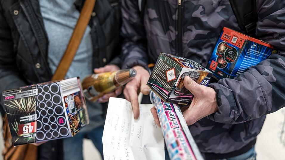 Am Montag startet der Verkauf von Silvesterfeuerwerk offiziell. (Archivbild)