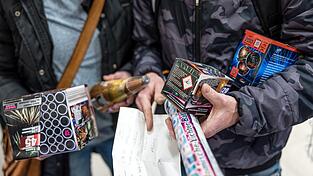 Am Montag startet der Verkauf von Silvesterfeuerwerk offiziell. (Archivbild)