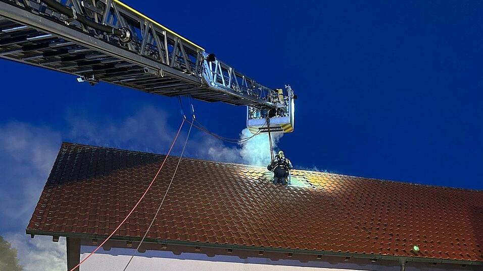 Einsatzkräfte der Wörther Wehr deckten das Dach ab. Einsatzkräfte der Wörther Wehr deckten das Dach ab.