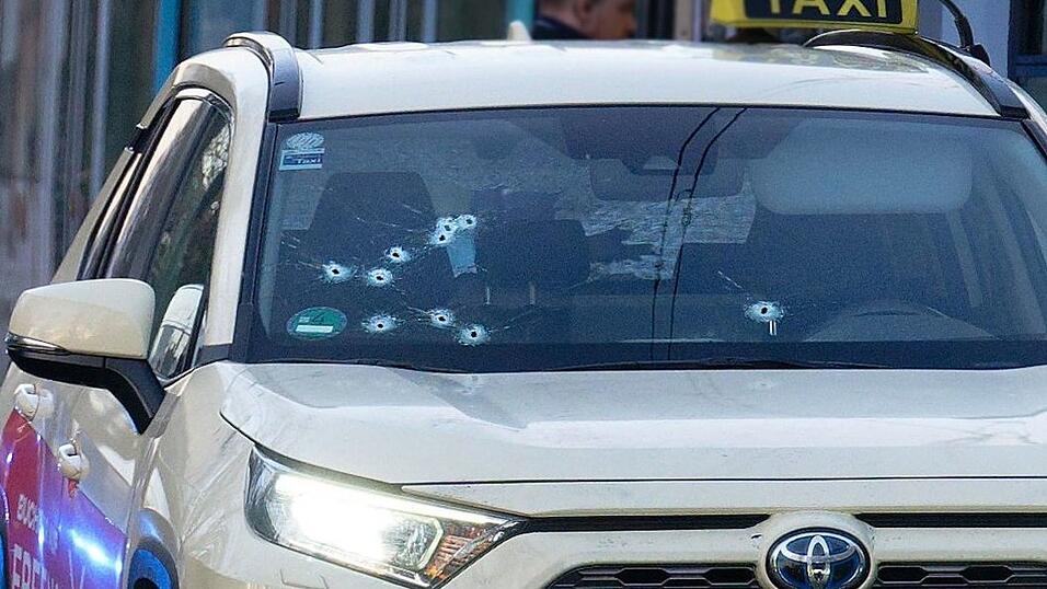 Auf das Taxi wurden mehrere Sch&uuml;sse abgegeben - vor allem auf die Beifahrerseite.