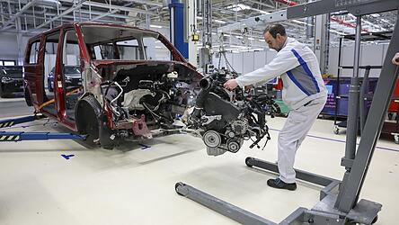 Nur wenn die Produktivität wächst, nur wenn die Menge an Gütern oder Dienstleistungen pro Arbeitsstunde steigt, entsteht Spielraum für mehr Wohlstand. Nur wenn die Produktivität wächst, nur wenn die Menge an Gütern oder Dienstleistungen pro Arbeitsstunde steigt, entsteht Spielraum für mehr Wohlstand.