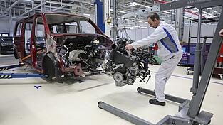 Nur wenn die Produktivität wächst, nur wenn die Menge an Gütern oder Dienstleistungen pro Arbeitsstunde steigt, entsteht Spielraum für mehr Wohlstand. Nur wenn die Produktivität wächst, nur wenn die Menge an Gütern oder Dienstleistungen pro Arbeitsstunde steigt, entsteht Spielraum für mehr Wohlstand.