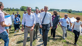 Steffen Bilger (M, CDU), Bundesminister für Verkehr, informiert sich neben Bernd Sibler (CSU), Landrat von Deggendorf, über das weitere Vorgehen beim Donauausbau zwischen Straubing und Vilshofen. Steffen Bilger (M, CDU), Bundesminister für Verkehr, informiert sich neben Bernd Sibler (CSU), Landrat von Deggendorf, über das weitere Vorgehen beim Donauausbau zwischen Straubing und Vilshofen.