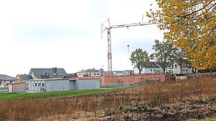 Kindertageseinrichtungen wie hier der gerade neu in Bau befindliche Kindergarten an der Bischof-Ketteler-Stra&szlig;e neben der Modulbau-&Uuml;bergangsl&ouml;sung kosten die Stadt bereits viel Geld. Jetzt brechen bei den Eltern die Beitragsunterst&uuml;tzungszahlungen weg, wor&uuml;ber es sich in der Finanzierungsfrage Gedanken zu machen gilt. Will man diese noch zus&auml;tzlich schultern?