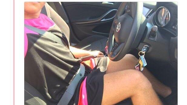 Weil er nicht in Shorts arbeiten durfte, kam ein junger Brite kurzerhand im Kleid in die Arbeit.