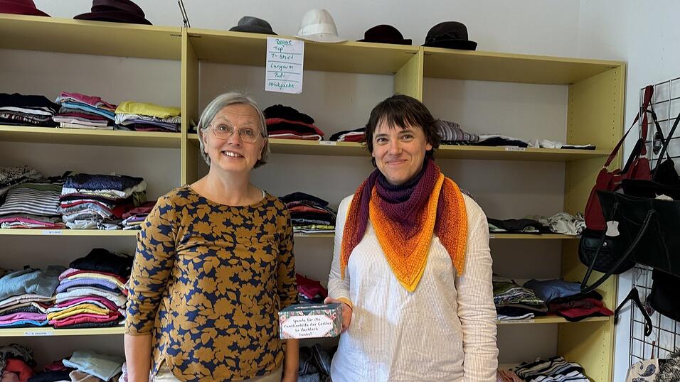 Natascha Perl von der Caritas Familienhilfe freut sich &uuml;ber die 600-Euro-Spende vom &bdquo;Dies Und Das&ldquo; &uuml;berreicht durch Maria Wanninger.