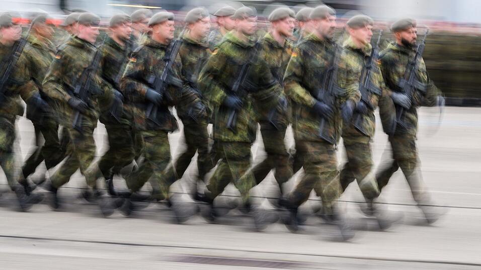 Rund 200.000 junge Leute sind schon aufgefordert worden, den Fragebogen zum Wehrdienst auszuf&uuml;llen. (Archivfoto)