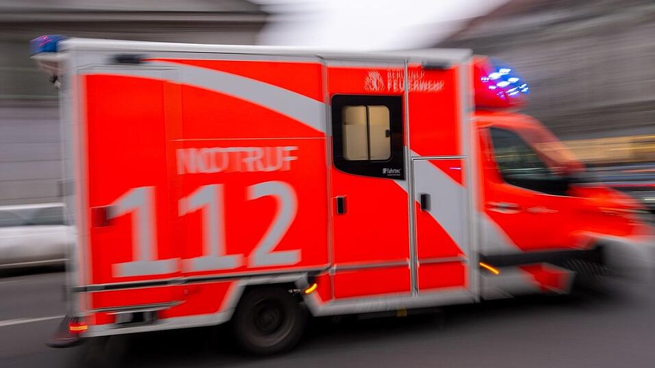 Sanitäter brachten den schwer verletzten Mann in ein Krankenhaus. (Symbolbild) Sanitäter brachten den schwer verletzten Mann in ein Krankenhaus. (Symbolbild)