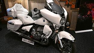 Papst Leo XIV. hatte das Motorrad im September in Rom in Empfang genommen. (Archivbild) Papst Leo XIV. hatte das Motorrad im September in Rom in Empfang genommen. (Archivbild)