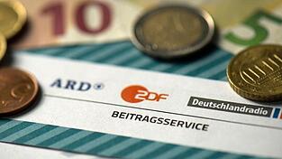17,50 Euro - so viel beträgt der deutsche Rundfunkbeitrag momentan pro Haushalt und Monat. Der Europäische Gerichtshof urteilt nun darüber, ob die Erhebung des Rundfunkbeitrags rechtmäßig ist. (Symbolbild)
