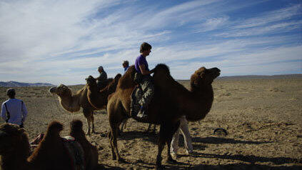 Imke Hansen und Andreas Goldbrunner reisen um die Welt. In der Wüste Gobi. Imke Hansen und Andreas Goldbrunner reisen um die Welt. In der Wüste Gobi.