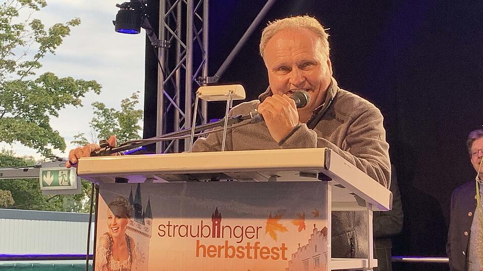 Prof. Dr. Martin Balle, Verleger der Mediengruppe Attenkofer, spricht bei der Eröffnung des Herbstfestes.