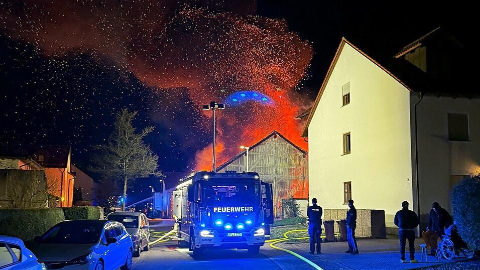 Am Fliederweg brannte eine landwirtschaftlich genutzte Lagerhalle komplett aus. Die Freiwillige Feuerwehr konnte ein Übergreifen der Flammen auf benachbarte Wohnhäuser verhindern.