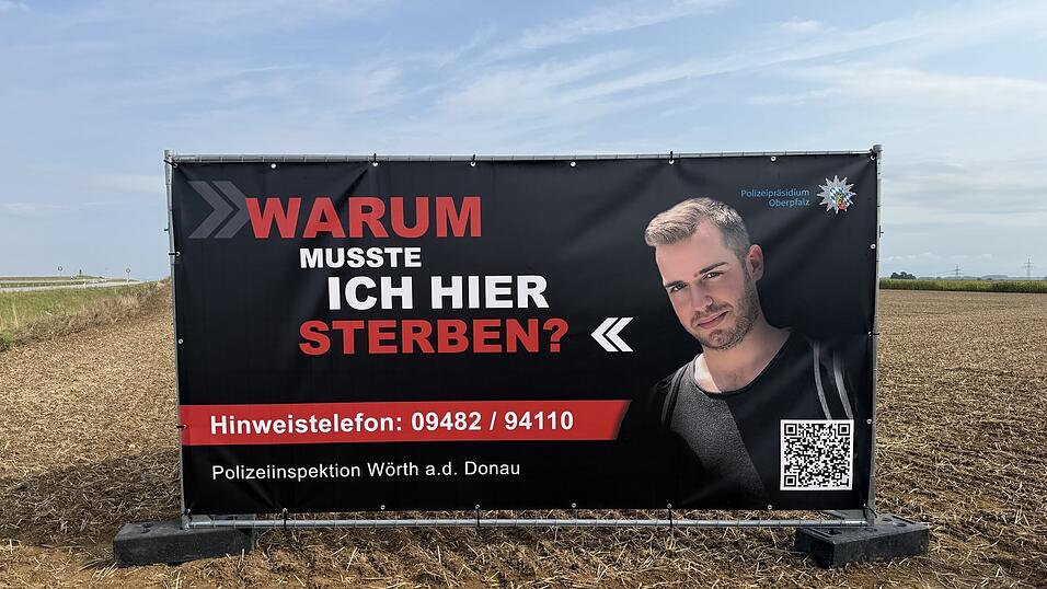 Das aufgestellte Banner an der Unfallstelle. Das aufgestellte Banner an der Unfallstelle.