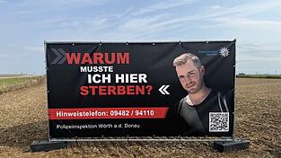 Das aufgestellte Banner an der Unfallstelle.