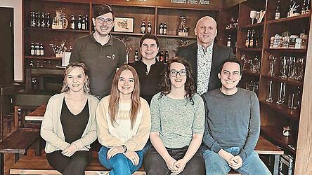 Mit ihrer Spendenaktion stie&szlig; der Vorstand von &bdquo;Kinderlicht&ldquo; um die Vorsitzenden Enrico Koch (h.l.) und Christina Weig (v.2.v.r.), Anna-Lena Heine (v.l.), Anja Bachmeier, Matthias Kettl und Ramona Eberius-Trautmannsberger (hi.) auf eine Welle der Hilfsbereitschaft. Auch B&uuml;rgermeister Franz Aster beteiligte sich an der Aktion.