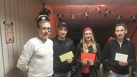 Der Kegler-Vorsitzende Armin Lekschas mit den Gewinnern Manuel Haselsteiner, Bianca Bucher und Stefan Krenn (v.l.)
