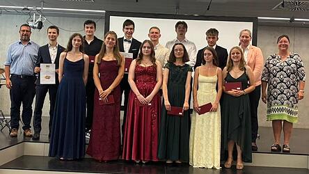 EBR-Vorsitzender Andreas Forster, Justus Steindl, Anna Kiefl, Gerold Kiefl, Ida Schulmann, Jan Kempinger, Viktoria Derksen, Ivan Boiko, Sophia Erd, Georg Dippel, Antonia Schreiner, Yannick König, Sophia Sternecker, Schulleiterin Ricarda Krawczak und OSK Gabriele Zach bei der Abschlussfeier. EBR-Vorsitzender Andreas Forster, Justus Steindl, Anna Kiefl, Gerold Kiefl, Ida Schulmann, Jan Kempinger, Viktoria Derksen, Ivan Boiko, Sophia Erd, Georg Dippel, Antonia Schreiner, Yannick König, Sophia Sternecker, Schulleiterin Ricarda Krawczak und OSK Gabriele Zach bei der Abschlussfeier.