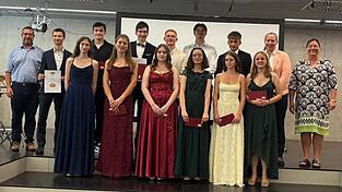 EBR-Vorsitzender Andreas Forster, Justus Steindl, Anna Kiefl, Gerold Kiefl, Ida Schulmann, Jan Kempinger, Viktoria Derksen, Ivan Boiko, Sophia Erd, Georg Dippel, Antonia Schreiner, Yannick K&ouml;nig, Sophia Sternecker, Schulleiterin Ricarda Krawczak und OSK Gabriele Zach bei der Abschlussfeier.