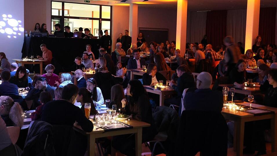 In stilvollem Ambiente erlebten die G&auml;ste einen Abend voller Unterhaltung und Kulinarik.