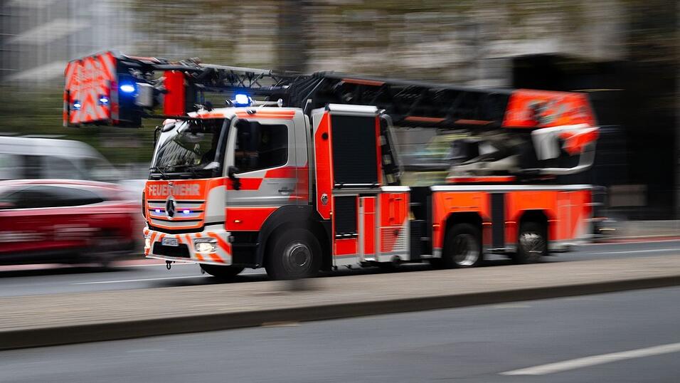 Die Feuerwehr musste mehrere Bewohner mit der Drehleiter aus dem Haus befreien. (Symbolbild) Die Feuerwehr musste mehrere Bewohner mit der Drehleiter aus dem Haus befreien. (Symbolbild)