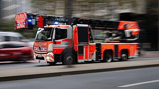 Die Feuerwehr musste mehrere Bewohner mit der Drehleiter aus dem Haus befreien. (Symbolbild)