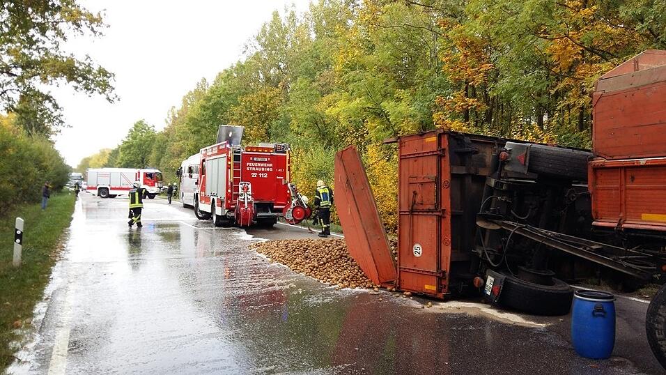 Bei einem Unfall zwischen einem Bus und einem Traktor wurde eine Person verletzt.