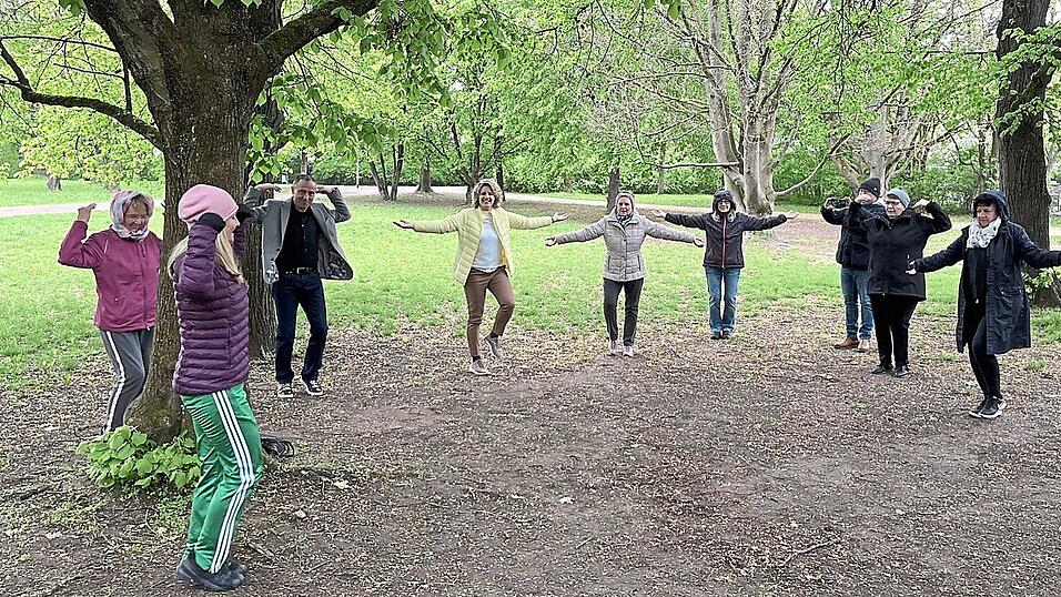 Vor dem Baum steht Andrea Blank und weist ihre Sportsfreunde an. Mit dabei sind auch Astrid Freudenstein und Christian Goß. Die gestrigen Übungen sollten den Rücken stärken. Vor dem Baum steht Andrea Blank und weist ihre Sportsfreunde an. Mit dabei sind auch Astrid Freudenstein und Christian Goß. Die gestrigen Übungen sollten den Rücken stärken.