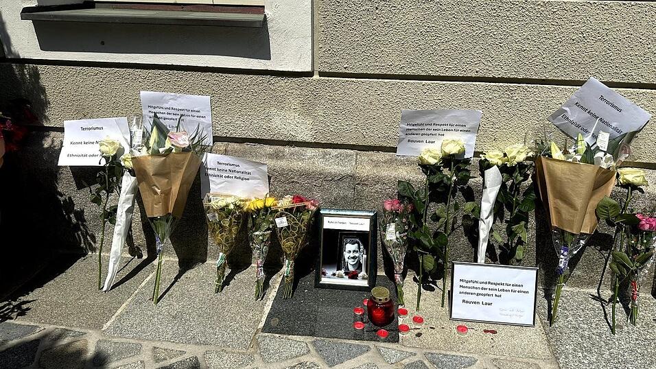 'Terrorismus kennt keine Nationalit&auml;t, Ethnizit&auml;t oder Religion' - diese Botschaft haben die Teilnehmer der Schweigeminute mitgebracht.