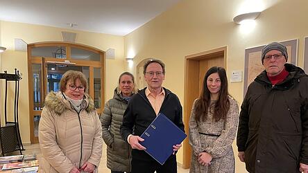 Am Mittwochnachmittag nahm Bürgermeister Hans Sailer (Mitte) die Unterschriften von Birgit und Karl-Heinz Kodritsch entgegen.