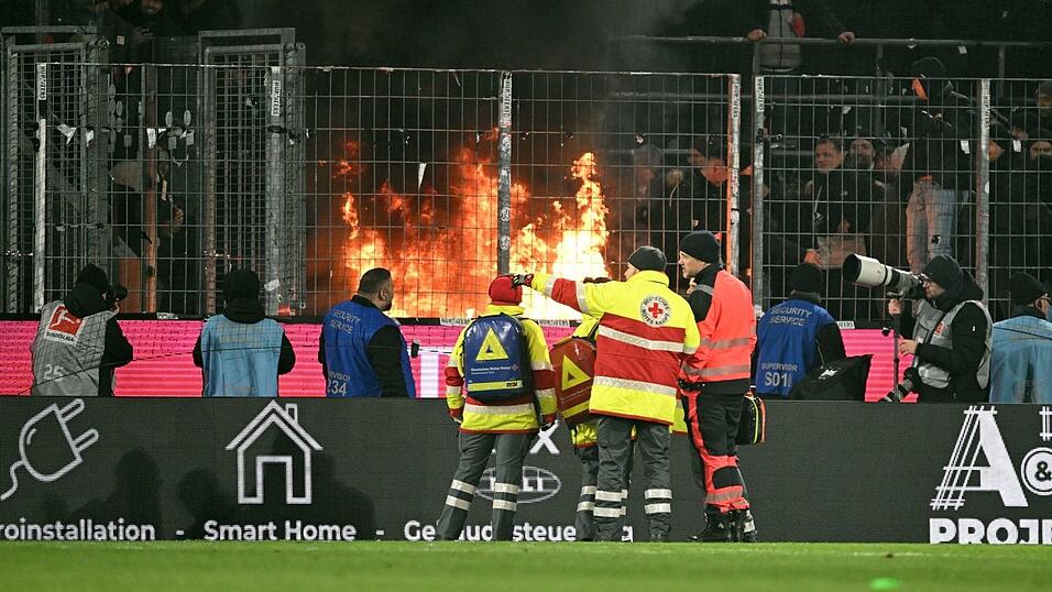 Im Gäste-Block des Kölner Stadions brach am Samstagabend ein Feuer aus. Im Gäste-Block des Kölner Stadions brach am Samstagabend ein Feuer aus.