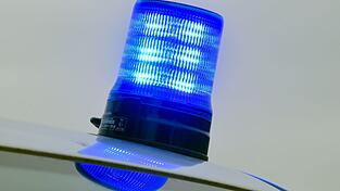 Mit Unterst&uuml;tzung der Bereitschaftspolizei und dem Einsatz von Drohnen sucht die Kriminalpolizei in Waldaschaff nach einer m&ouml;glichen Tatwaffe und befragt Anwohner. (Symbolbild)