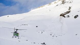 Ein 64 Jahre alter Skitourengeher aus dem Raum Berchtesgaden hatte Gl&uuml;ck im Ungl&uuml;ck - ein Schneebrett hat ihn nur zum Teil versch&uuml;ttet, er konnte gerettet werden. (Symbolbild)