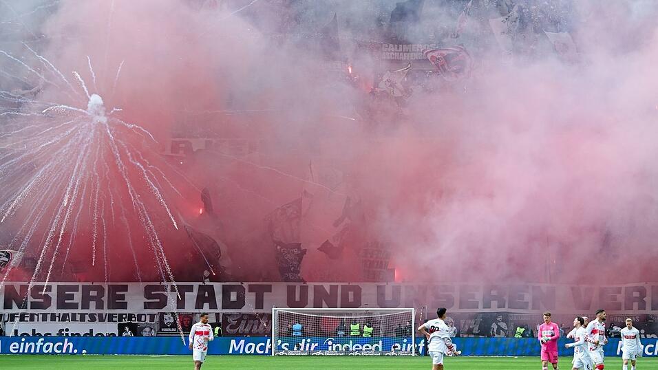 Viel Rauch auf den Rängen: Die Eintracht-Fans verzögerten den Anpfiff gegen Stuttgart. Viel Rauch auf den Rängen: Die Eintracht-Fans verzögerten den Anpfiff gegen Stuttgart.