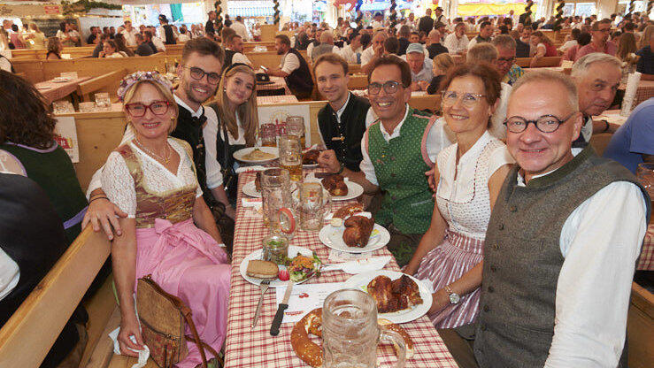 Die Partybilder vom Dienstag, 11. August, aus dem Festzelt Lechner. Die Partybilder vom Dienstag, 11. August, aus dem Festzelt Lechner.